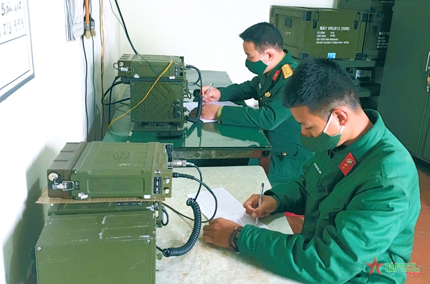 Cán bộ, chiến sĩ Tiểu đội 9 trực bảo đảm thông tin liên lạc tại đơn vị.